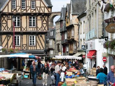 The market in Morlaix every Saturday morning is 20 minutes away