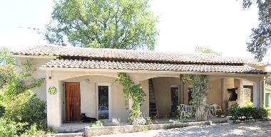 Blick vom Hof auf das G�stehaus