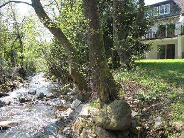 Blick auf die Ferienwohnung und Garten im Frhjahr