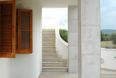 Aufgang zu der oberen Terrasse