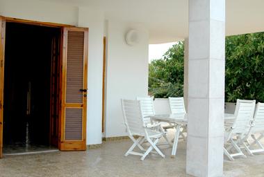 Vordere Terasse mit Eingang