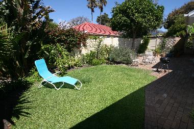 Gaestegarten mit Grillplatz und Zugang zum Pool (Haupthaus)