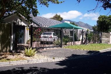 Haus (Frontansicht) Parken auf dem Grundstueck 