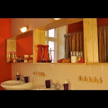 Badezimmer mit drei Duschen und drei Waschbecken