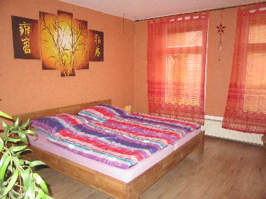 Kuscheliges Schlafzimmer mit groem Doppelbett...