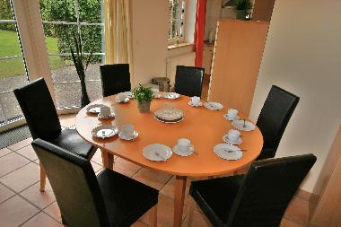 Gro�er Esstisch im Glaserker f�r 8 Pers., 