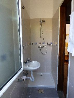 Kleines Bad - direkt an Einzelschlafzimmer angegliedert