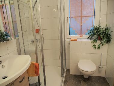 Bad mit vergrerter Dusche, WC, Waschbecken, Badheizkrper, neu 01-2013