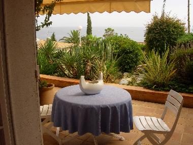 Terrasse mit Blick aufs Meer