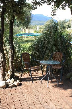 Ein Pastis gef�llig? Den Kindern kann man solange beim Trampolinspringen zusehen