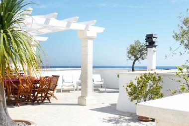 Groe Dachterrasse mit Blick zum Meer