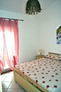 Doppelbett-Schlafzimmer mit Balkonaustritt