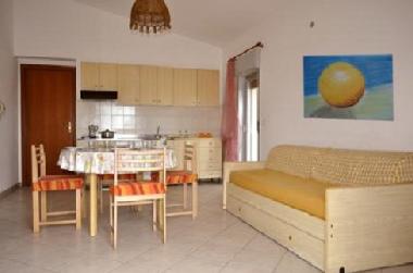 Der geraeumige Wohn-Essbereich mit Sofa