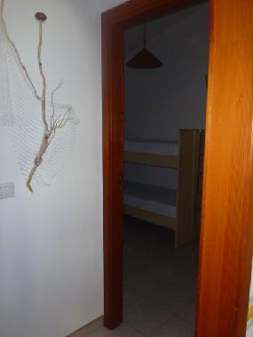 Zugang um Etagenbett-Schlafraum