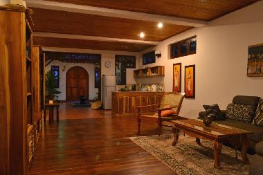 Wohnzimmer mit Sopfagarnitur und die Gstekche mit groem Khlschrank