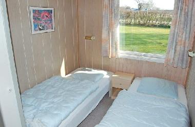 Schlaffzimmer mit 2 Betten. Kann auch zusammen geschoben werden