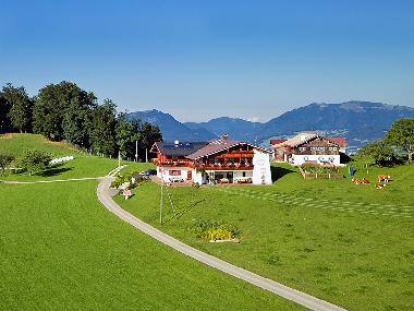 Unser gesamtes Anwesen aus der Luft im Hintergrund das Tennengebirge