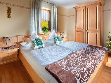 Schlafzimmer 1 mit TV in Fewo Morgensonne