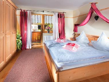 Schlafzimmer 2 mit Balkon in Fewo Morgensonne