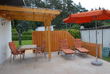 Die berdachte Terrasse mit Relaxliegen 