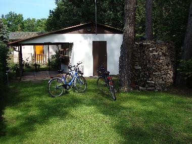 Carport und 4 Fahrrder stehen Ihnen zur Verfgung