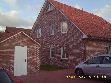 Aussenansicht mir Gertehaus und Stellplatz