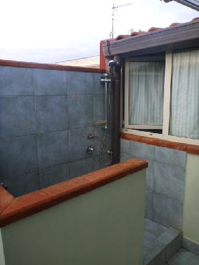 Aussendusche auf der Dachterrasse, einen Grill gibt es auch...