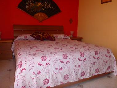 Schlafzimmer mit Doppelbett