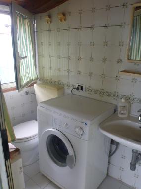 WC, Waschtisch und die Waschmaschine