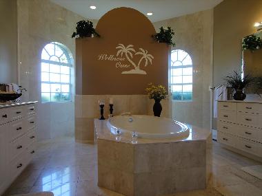 Luxusmasterbad mit Marmorausstattung, Doppelwaschbecken und Walk-Around-Shower fr 2 Pers.