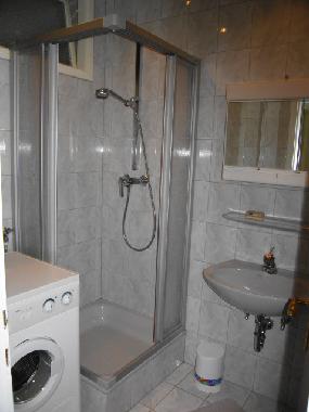 Bad mit Dusche und Waschmaschine
