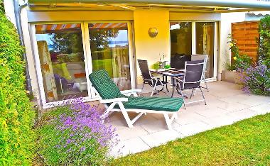 Sie genie�en mediterranes Leben auf der Seeblick-Terrasse mit Maxi-Markise (Fernbedienung) 