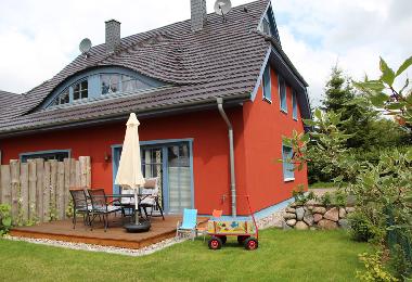 Hausseite Garten: Ansicht S�dseite mit Terrasse