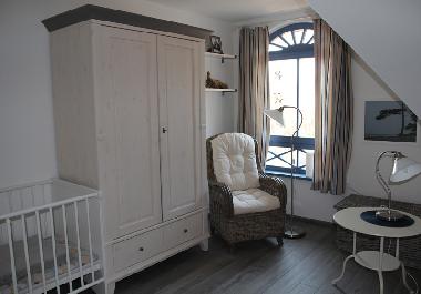 Schlafzimmer: Ansicht Lesecke und Kinderbett