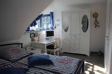 Schlafzimmer 2: Ansicht Doppelbett und Arbeitsbereich