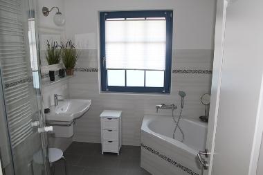 Bad mit Badewanne und Glasdusche