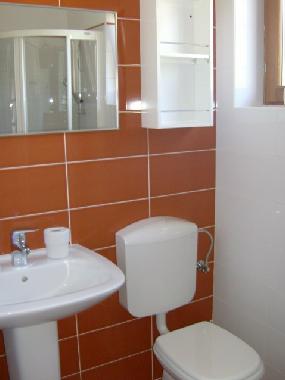 Kleines Badezimmer mit Dusche