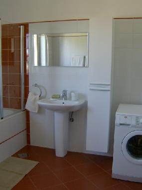 Grosses Badezimmer mit Wanne und Dusche