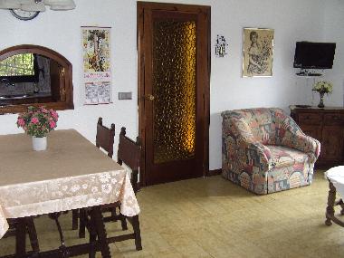 Blick vom Schlaftrakt-Flur ins Wohnzimmer