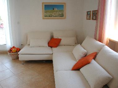 links Ausgang gro�e Dachterrasse, bequeme  Couch mit Sat TV