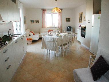 Wohnk�che mit E-Ofen, Geschirrsp�ler, Mikrowelle, gro�er K�hlschrank mit Eisfach