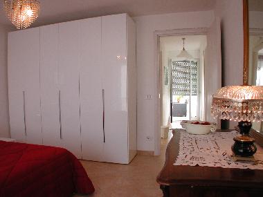 Blick durch die Diele,  Zugang gro�es Bad und zweites Schlafzimme, Ausgang kleine Dachterrasse  