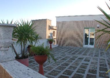 gro�e Dachterasse, Ausstattung: Sonnensegel, Sonnenliegen, Mobile Dusche, Planschbecken, Grill)