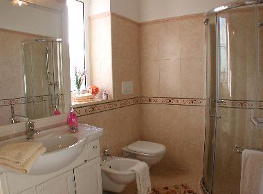 gro�es Bad mit ebenerdiger Duschkabine