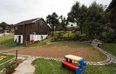 Parkplatz, Backofenhaus und alter Obstgarten