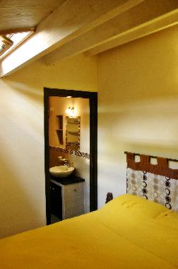 Schlafzimmer mit Doppelbett