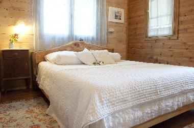 Wind cabin's privates Schlafzimmer mit angebautem Wirlpoolraum mit Schweizer Holzofen