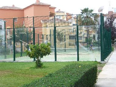 Paddle-Tennis Feld - hinter dem Haus