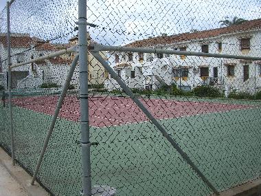 Tennisplatz - hinter dem Haus