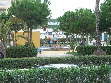 Blick von der Terrasse auf den Park/Spielplatz